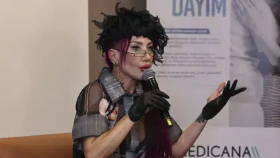 Altın Kelebek’e drenlerle gitmiş... Hande Yener kanserden zaferle çıktı!