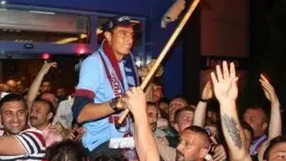 Oscar Cardozo Trabzonspor-Fenerbahçe Derbisi İçin Trabzon’a mı Geldi, Neden Baston Kullanıyor?