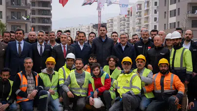'Devlet Baba' vurgusu damga vurdu! Bakan Kurum deprem sonrası dev inşayı dünyaya anlattı