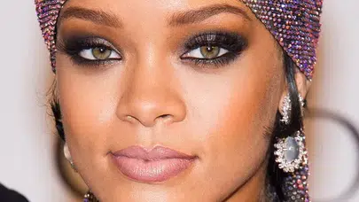 Rihanna’nın Gerçek Göz Rengi Ne, Lens mi Kullanıyor? Doğallık ve Yapaylık Arasında İnce Çizgi