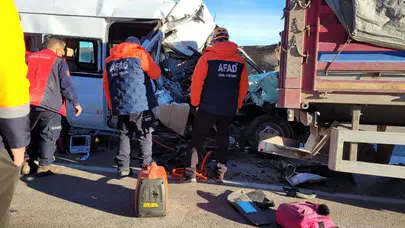 Okul yolunda can pazarı! Öğrencileri taşıyan araç tıra çarptı