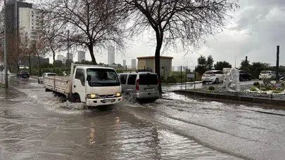 Meteoroloji Uyardı, İzmir’de Sağanak Yolları Göle Çevirdi!