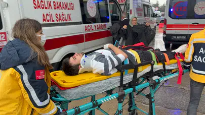 Ameliyat yolu kabusa döndü! Otomobil bariyere çarptı