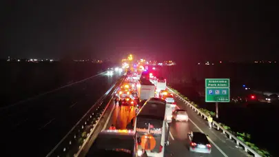 Otoyolda zincirleme kaza, 16 araç hurdaya döndü!