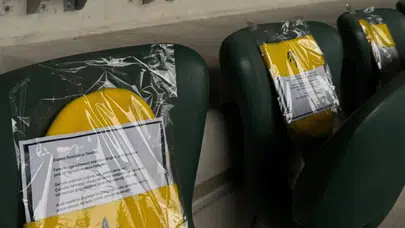 Saran şovları hız kesmiyor: Deplasman koltuklarına sarı bere