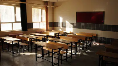 Kar yolları beyaza gömdü: Öğrenciler valilik açıklamasına kilitlendi!