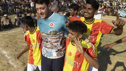 Mesut Özil’den Ramazan’da Anlamlı Ziyaret! Rohingya Çocuklarla Maç Yaptı