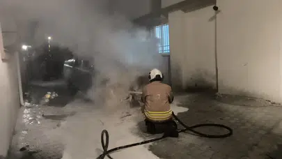 Küçük mahallede büyük yangın! Park halindeki otomobil kül oldu