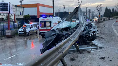 Kocaeli'de yağışlı yol faciaya sebep oldu! Otomobil bariyerleri yıktı
