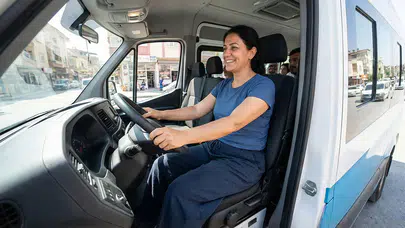 Kadın minibüs şoförü Zeynep Kılıç kimdir, nereli, kaç yaşında, ne iş yapıyor? Hatay’dan ilham veren hikaye