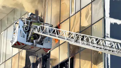 Bağcılar’da AVM’de korkutan yangın! Gece kulübü alev alev yandı