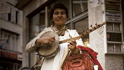 Ayten Şenocak Kimdir? Deli Ayten’in Bursa Sokaklarından Tiyatro Sahnesine Uzanan Hüzünlü Yaşam Hikâyesi