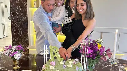 Mesut Özil ve Amine Gülşe Üçüncü Çocuk Müjdesini Verdi: “Aile Her Şeydir”
