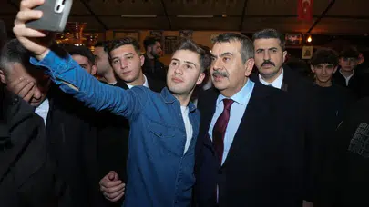 Bakan Tekin’den Erzurum’da gençlere sürpriz ziyaret