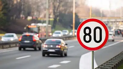 İstanbul 2026 GÜNCEL hız limiti ve CADDE CADDE güzergah listesi! Avrupa ve Asya yakasında yeni sınır ne oldu, nerelerde ve hangi yollarda değişti?