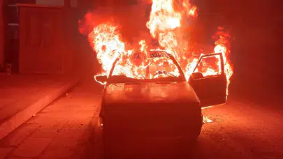 Alevler sokakta çılgınca yükseldi! Emanet araç yok oldu