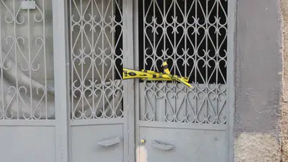 Adana'da kan donduran cinayet! Eşini öldürüp başında ağladı...