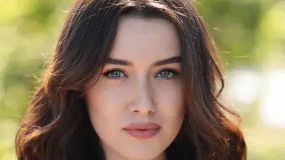 Rüzgarlı Tepe'nin Zeynep'i Cemre Arda Hayatı, Oyunculuk Eğitimi, Fiziksel Özellikleri