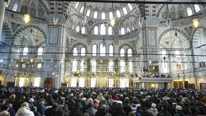 Fatih’ten Çamlıca’ya Yoğunluk! Ramazanın İlk Cumasında Camiler Doldu