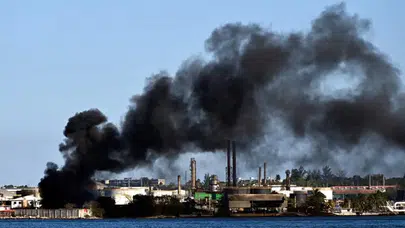 Küba’daki petrol rafinerinde alevler yükseldi!