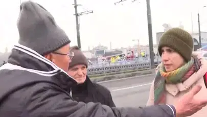 Galata’da inanılmaz olay: Kadın, yaşlı adamın balıklarını denize döktü