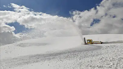 Bolu’da gece etkisini artıran kar yolları beyaza bürüdü