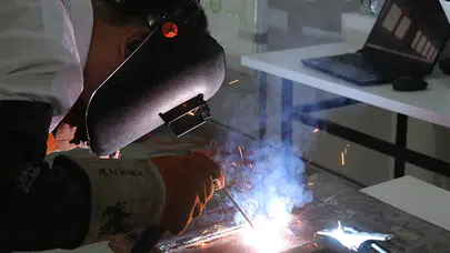 Gözde Kum Hissi ve Şiddetli Yanma Yaşıyorsanız Sebebi Kaynak Işığı Olabilir!