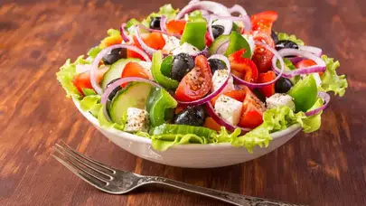 Domatesli Havuç Turp Salatası Kaç Kalori? Besin Değeri, Protein Oranı ve Kilo Aldırır mı?