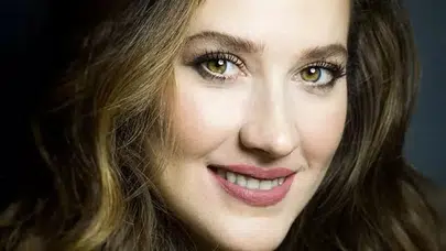 38 Yaşında Ama Yıllara Meydan Okuyor! Oya Unustası’nın Hayatı