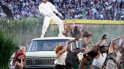 Bad Bunny’nin Super Bowl şovunda her detay mesaj taşıdı!