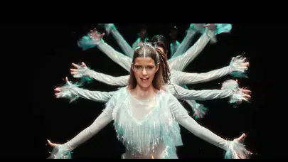 Yeni imaj, yeni alan... Beren Saat’in İngilizce şarkısı olay oldu!