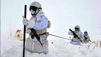 MSB’den Karlar Altında Nöbet Karesi! Mehmetçik Bellerine Kadar Karda