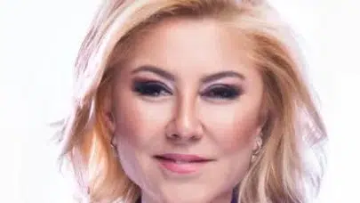 Cemiyet Gündemine Oturan Ahmet Aksoy ve Şebnem Bursalı Evliliği Aksoy’un Hayatı ve İş Dünyasındaki Yeri