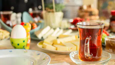 Sahur Sofrasında Büyük Hata, Fazla Çay Diş Sağlığını Tehdit Ediyor