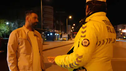 Denizli’de gece gerilimi! Alkollü sürücü aracını polislerin üzerine sürdü