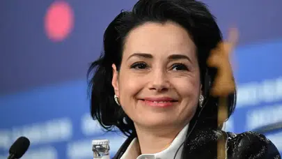 Özgü Namal’dan Berlin çıkışı: Sarı Zarflar neden yurt dışında çekildi? Türkiye sorusuna verdiği mesaj neydi?