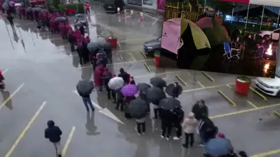 Sakarya’da İndirim Çılgınlığı! Yağmur Altında Saatlerce Beklediler