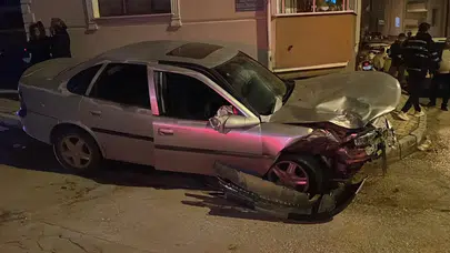 17 yaşındaki sürücü dehşet saçtı! Otomobil kaldırıma çıktı, gençler kaçıştı