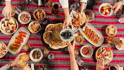 İftarda rakamlar konuşuluyor! Lüks sofralar kolilerle kıyaslandı