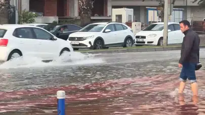 İzmir Karşıyaka’da deniz yola taştı, tramvay seferleri kısıtlandı