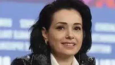 Özgü Namal’ın Başrolünde Olduğu Sarı Zarflar Filmi Ne Zaman Çıkacak, Konusu Ne, Türkiye’de Vizyona Girecek mi?