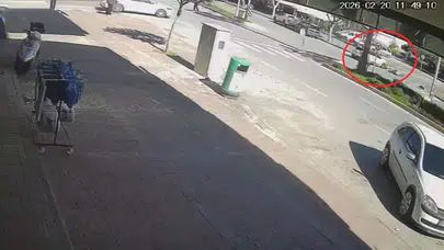 Antalya trafiğinde feci anlar! Otomobil motosiklete çarptı