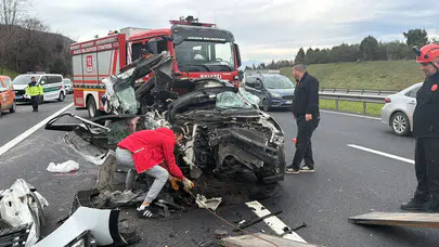 Düzce TEM otoyolunda feci çarpışma! Otomobil tıra ok gibi saplandı