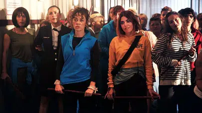 Yayınlandığı döneme damga vuran Avlu dizisinin yeniden ekranlara geleceği duyurulmuştu. Fenomen dizi için çalışmalar hızla sürerken, projenin rafa kalktığı öğrenildi. Peki, Avlu dizisi yayınlanmayacak mı? İşte detaylar… selime albayrak selime albayrak Diziler  9 Şubat 2026  0 Yorum Avlu dizisi için çalışmalar rafa kalktı! Avlu dizisi yayınlanmayacak mı? Avlu dizisi hem etkileyici hikayesi hem de güçlü oyuncu kadrosuyla yayınlandığı döneme damga vurmuş ve izlenme rekorları kırmıştı. Geçtiğimiz yıl nisan ayında dizinin teaser’ı yayınlanmış ve büyük ilgi görmüştü. Fenomen dizinin yeniden ekranlara geleceği duyurulmuştu. Avlu dizisi için çalışmalar hızla sürerken, projenin rafa kalktığı öğrenildi. Peki, Avlu dizisi yayınlanmayacak mı? Avlu dizisi hakkında merak edilenleri sizin için araştırdık. İşte Avlu dizisine dair bilinmeyenler…  AVLU DİZİSİ İÇİN ÇALIŞMALAR RAFA KALKTI! İzleyicilerin merakla beklediği Avlu dizisi, 2018-2019 yılları arasında Star TV ekranlarında yayın hayatına başlamıştı. İlk bölümü 29 Mart 2018 tarihinde izleyici karşısına çıkan dizinin geçtiğimiz yıl nisan ayında teaser’ı yayınlanmış ve büyük ilgi görmüştü.  Avlu dizisi için çalışmalar rafa kalktı! Avlu dizisi yayınlanmayacak mı?  Yönetmen koltuğunda Yüksel Aksu ve Hülya Gezer’in oturduğu Avlu dizisi, Türk televizyon tarihinin dram ve suç türündeki en iddialı projeleri arasındaydı. Fenomen dizinin ilk sezonlarında Demet Evgar, Ceren Moray ve Nursel Köse gibi isimler başrol olmuştu. Avustralya yapımı Wentworth dizisinden uyarlanan Avlu dizisi 2 sezon boyunca perşembe akşamlarına damga vurmuştu.  Avlu dizisi için çalışmalar rafa kalktı! Avlu dizisi yayınlanmayacak mı?  Gazeteci Birsen Altuntaş’ın haberine göre; merakla beklenen Avlu dizisinin kanal satışı gerçekleşmeyince rafa kalktı. Limon Film geçtiğimiz yıl, 30 Mayıs 2019 tarihinde yayınlanan 44. bölümüyle sezon finali yaparak yayından kaldırılan Avlu dizisinin “Efsane dizi geri dönüyor” mesajıyla yeniden izleyici karşısına çıkacağını duyurmuştu.  Avlu dizisi için çalışmalar rafa kalktı! Avlu dizisi yayınlanmayacak mı?  İlgili Haberler nursel kose veliaht dizisinde Veliaht 20. bölüme Nursel Köse karakteri bomba gibi düştü! Zahide rolü ile ekran karşısına çıktı Oyuncu Celil Nalçakan Rüya gibi dizisinden ayrılıyor mu Rüya Gibi’de başrol oyuncusundan şok ayrılık! Kuaför Tarık rolünü oynayan Celil Nalçakan diziden ayrılıyor mu? Yeni yayın döneminde projenin seyirciyle buluşacağını açıklayan yapım ekibi 2018 ile 2019 yılları arasında Star TV ekranlarında yayınlanan fenomen dizi için Show TV ile imza aşamasına gelindiği öğrenilmişti.  2018 ve 2019 yılları arasında ekranlarda büyük ses getiren Avlu dizisinin yapımcısı Hayri Aslan’ın, Show TV ile imza aşamasında olduğunu ifade edilmişti. Geçtiğimiz Eylül ayında Avlu dizisinin sözleşmesi imzalanmak üzereyken kanala kayyum atanması işleri biraz geciktirdi ve kanal satışı gerçekleşmeyince dizinin rafa kalktığı öğrenildi.  Avlu dizisi için çalışmalar rafa kalktı! Avlu dizisi yayınlanmayacak mı?  AVLU DİZİSİ YAYINLANMAYACAK MI? Avlu dizisinin sıkı takipçileri “Avlu yayınlanmayacak mı?” sorularını arama motorlarında aratmaya başladı. Fenomen dizinin ekranlara geri döneceği açıklansa da ne zaman yayınlanacağına dair resmi bir duyuru yapılmamıştı.  Avlu dizisi için çalışmalar rafa kalktı! Avlu dizisi yayınlanmayacak mı?  Ekranların merakla beklenen dizisi Avlu için Ceren Moray, Nergis Öztürk, Su Burcu Yazgı Coşkun, Esra Dermancıoğlu, Ümmü Putgül, Ayça Damgacı ve Alican Yücesoy’la prensipte anlaşılmıştı. Hazırlıklarına tüm hızıyla devam edilen dizi, kanal satışı gerçekleşmeyince rafa kalktı.  Gazeteci Birsen Altuntaş’ın haberine göre; son olarak Limon Film’in patronu Hayri Aslan’ın değerli oyuncu Vahide Perçin’e Avlu dizisi için senaryo gönderdiği gündeme gelmişti. Fakat Show TV’ye kayyum atandıktan sonra dizinin imza süreci tamamlanmadı.  Avlu dizisi için çalışmalar rafa kalktı! Avlu dizisi yayınlanmayacak mı?  Show TV’ye kayyum atanmasından dolayı dizinin rafa kalktığı ortaya çıktı. Oyuncular ise başka projelerle görüşmeye başladı. Limon Film’in geçen yaz Kapadokya’da 2 bölüm çektiği “Kızgın Topraklar” dizisi de kanal satışı gerçekleşmeyince seyirciyle buluşamamıştı. Avlu dizisinin rafa kalktığı öğrenilirken dizinin yayınlanıp yayınlanmayacağına ilişkin henüz net bir açıklama gelmedi.