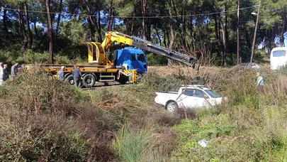 Saniyelerle ölümden döndü! Kamyonet dereye yuvarlandı