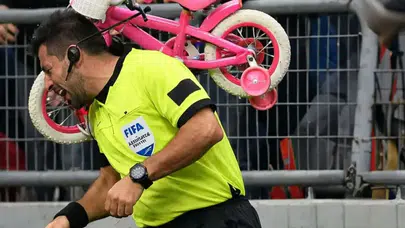 Gol Sevinci Kabusa Döndü! Sahaya Atılan Cisim Herkesi Şoke Etti