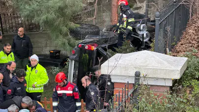 Ortahisar’da trafik felaketi! Kamyonet kontrolden çıktı, site bahçesine düştü