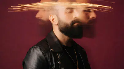 Adem Gümüşkaya yeni single 'Gül Kokardın' ile aşkın izlerini anlatıyor