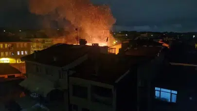 Fatih’te Geceyi Alevler Aydınlattı! Sirenler Susmadı, Mahalle Ayakta