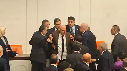 Meclis’te Yemin Krizi! Kürsü Önünde Sert Müdahale, Genel Kurul Karıştı